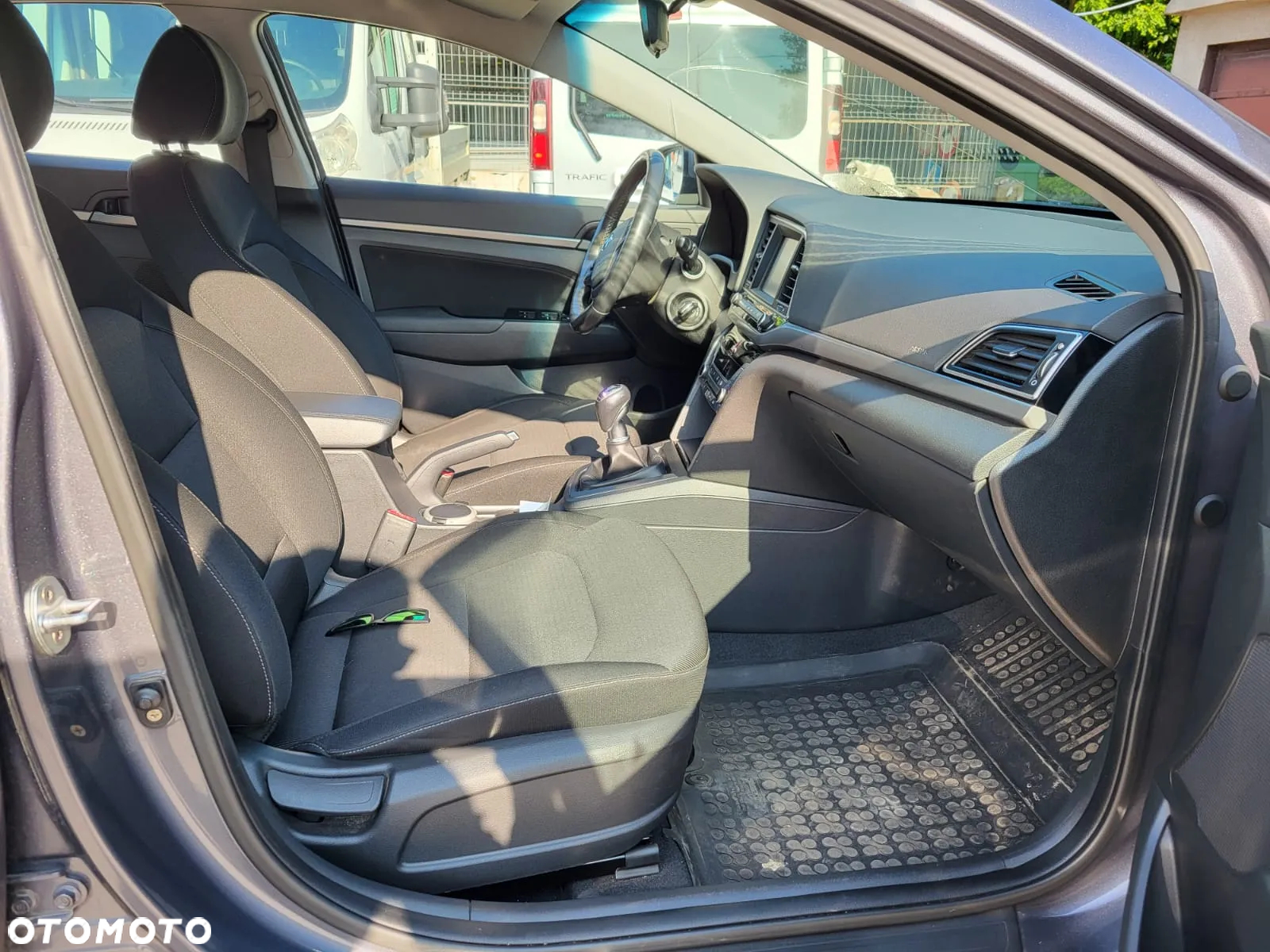 Hyundai Elantra 1.6 Comfort - 12