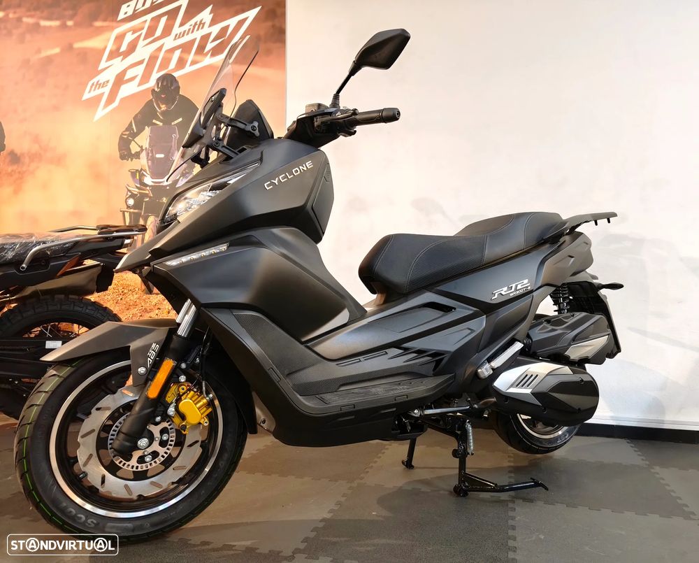 Cyclone RT2 300 Maxi Scooter Nova - 4