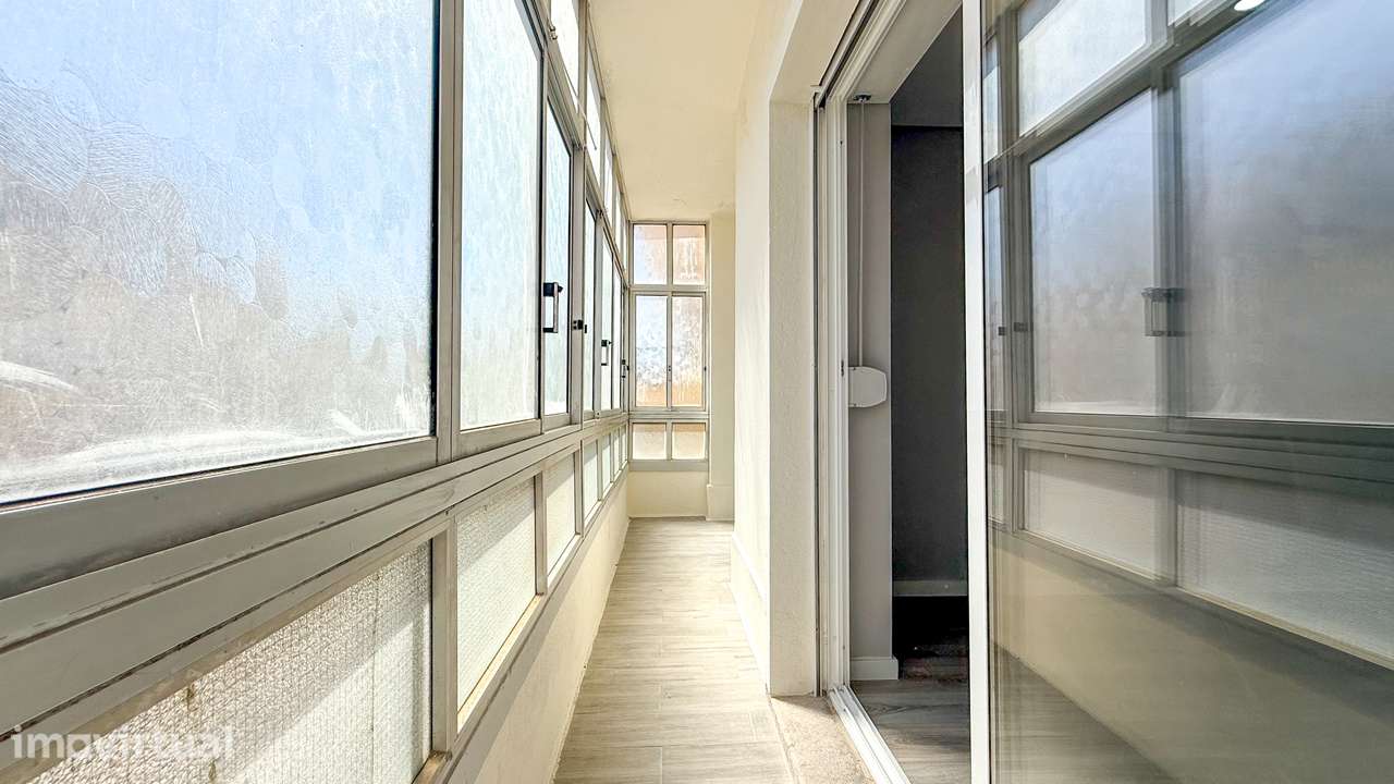 T2 renovado, com ótimas áreas e muita luz natural no centro de Almada. - Grande imagem: 4/25