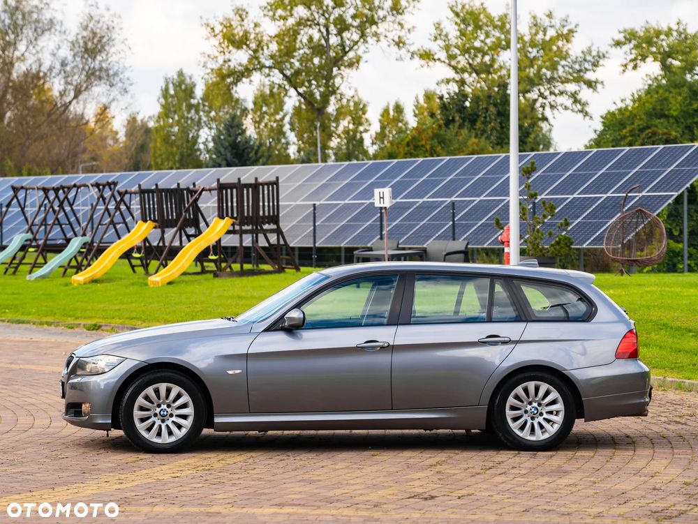 BMW Seria 3 318d DPF Touring - 12