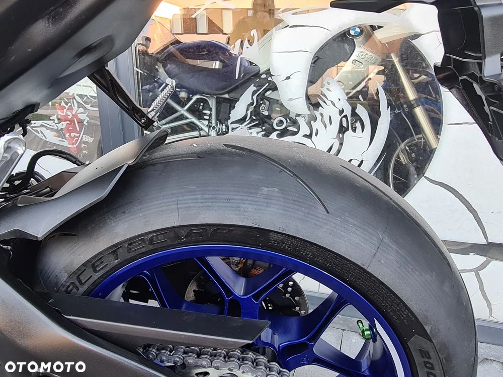 Yamaha R1 - 19
