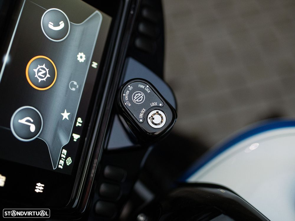 Harley-Davidson FLHXS STREET GLIDE® SPECIAL ARCTIC BLAST™ - 22