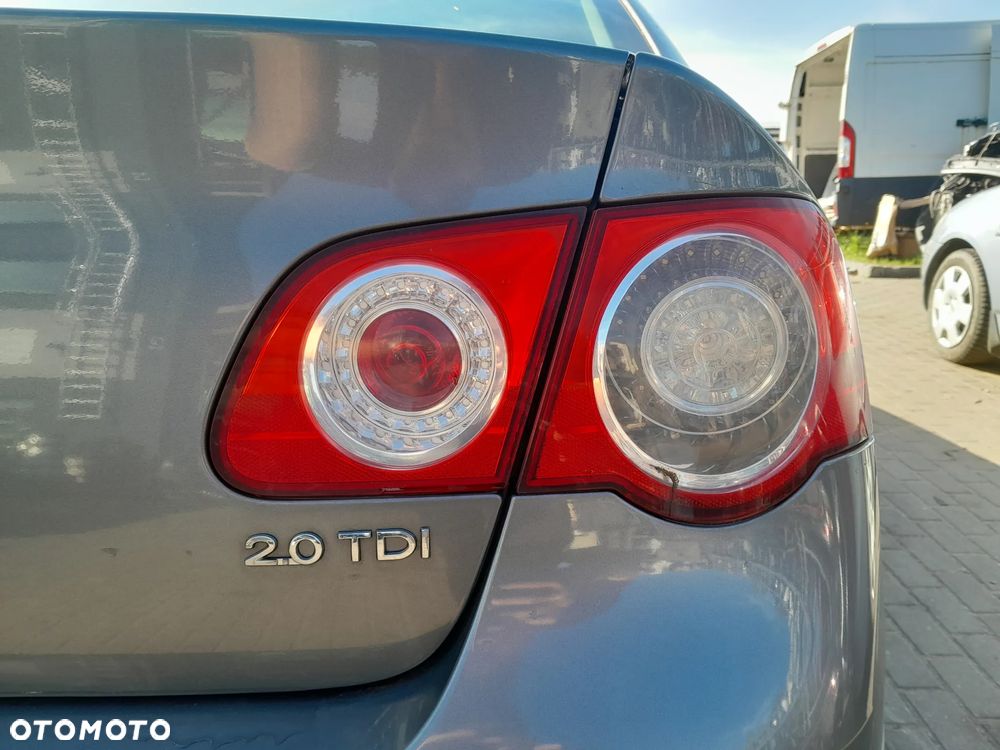 VW PASSAT B6 LAMPA TYLNA PRAWA W KLAPE SEDAN