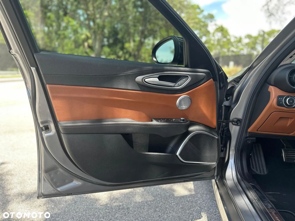 Alfa Romeo Giulia 2.0 Turbo 16V AT8-Q4 Veloce Ti - 34
