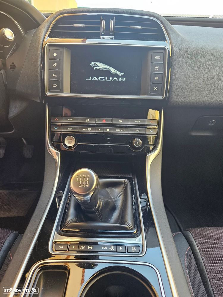 Jaguar XE 2.0 D R-Sport - 14