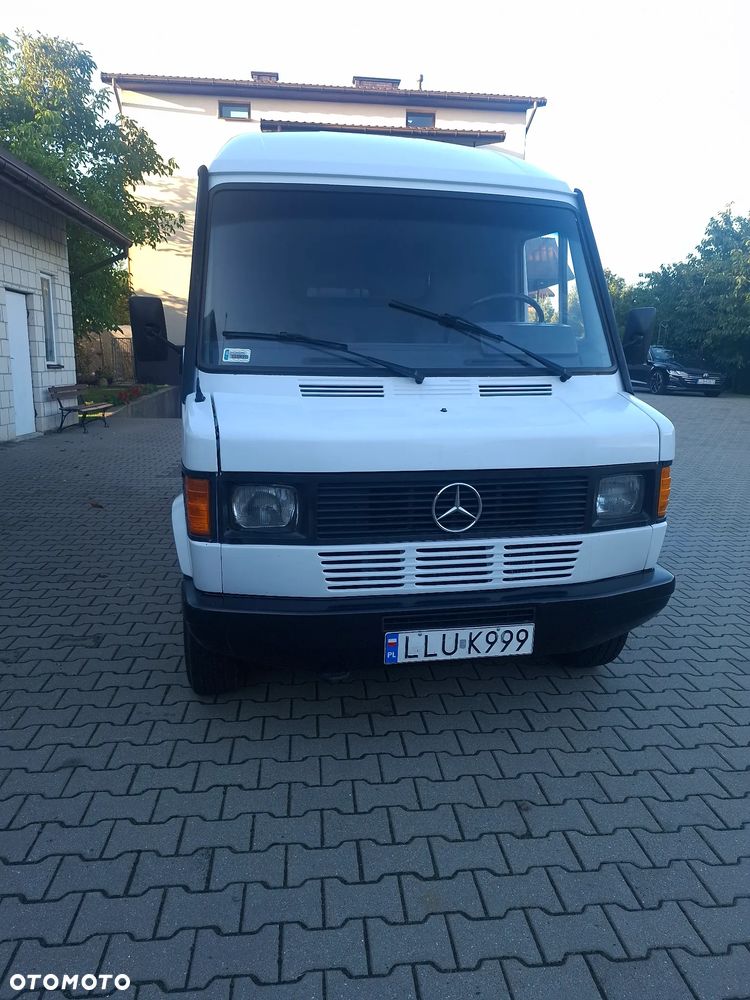 Mercedes-Benz 210.  2,9D - 14