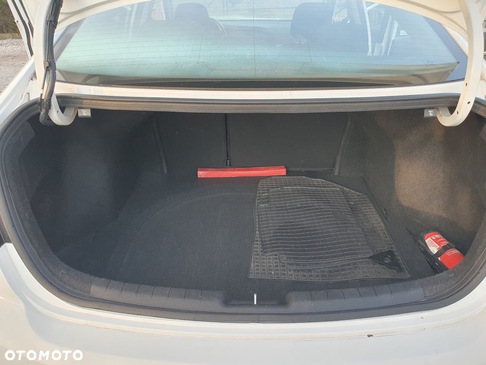 Hyundai Elantra 1.6 Comfort Premiere - 19