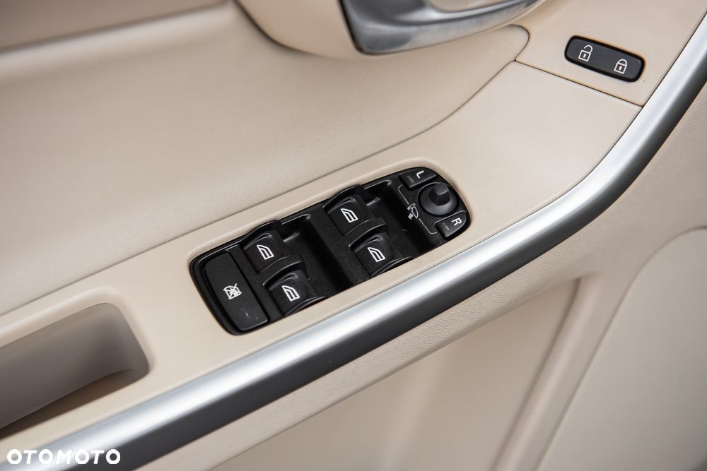 Volvo XC 60 D5 AWD Momentum - 16