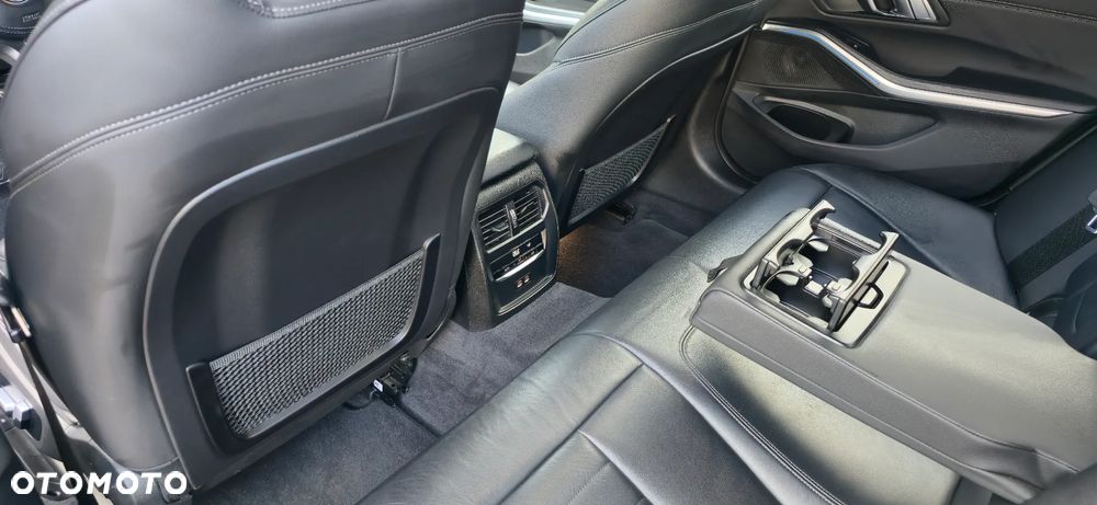 BMW Seria 3 330e M Sport - 13