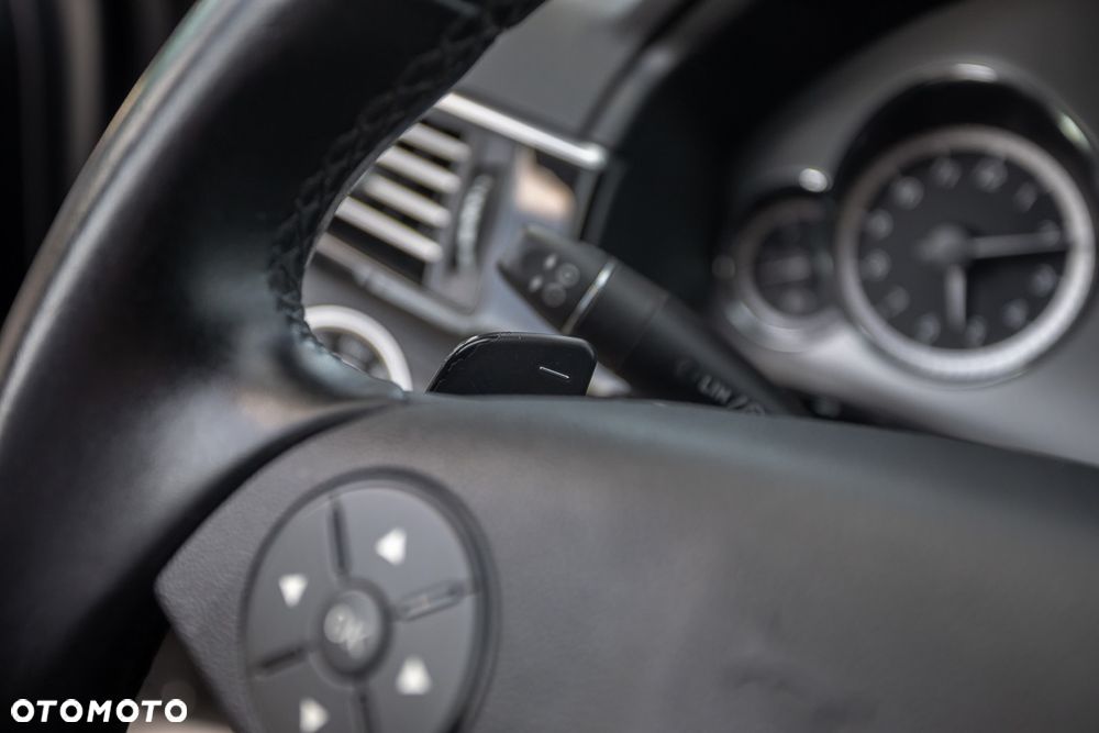 Mercedes-Benz Klasa E 220 CDI DPF BlueEFFICIENCY 7G-TRONIC Avantgarde - 26