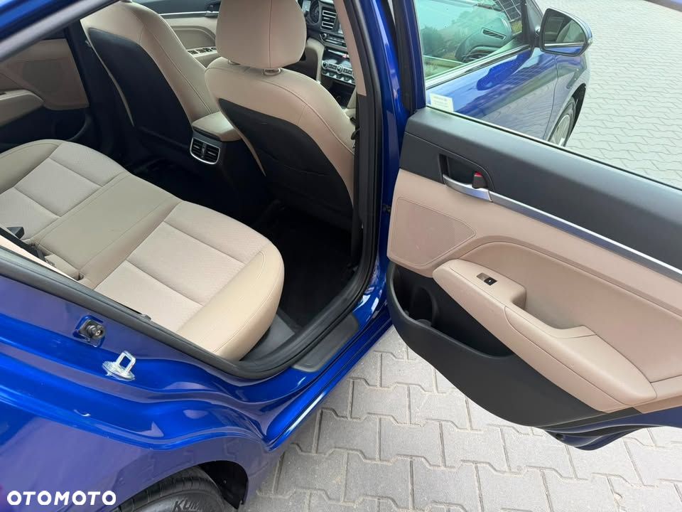 Hyundai Elantra 1.6 Comfort - 11