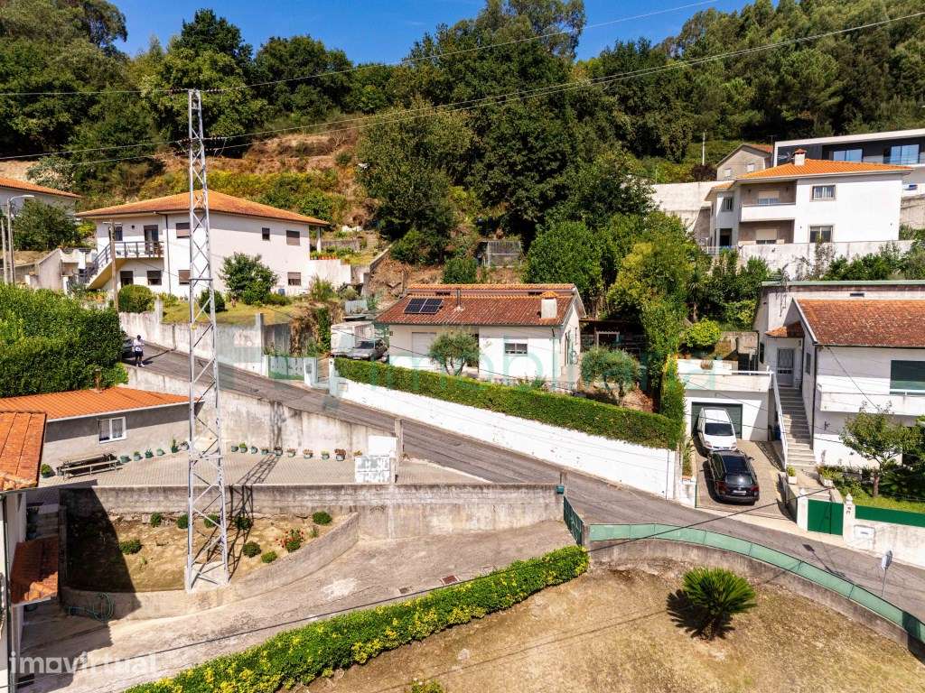 MORADIA TÉRREA COM GRANDE POTENCIAL | GARAGEM E JARDIM - Grande imagem: 2/60