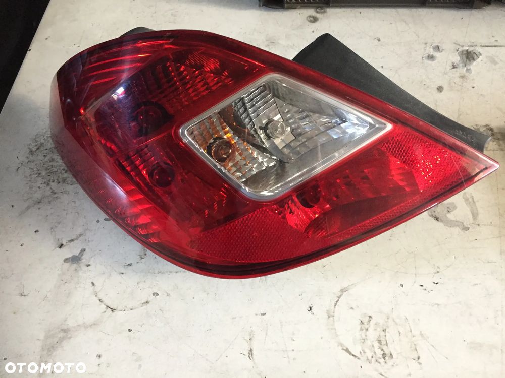OPEL CORSA D 11R LAMPA LEWA TYŁ - 1
