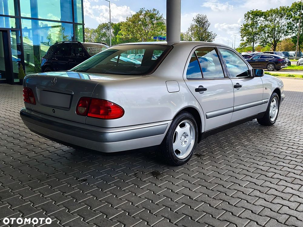 Mercedes-Benz Klasa E 200 T Classic - 6
