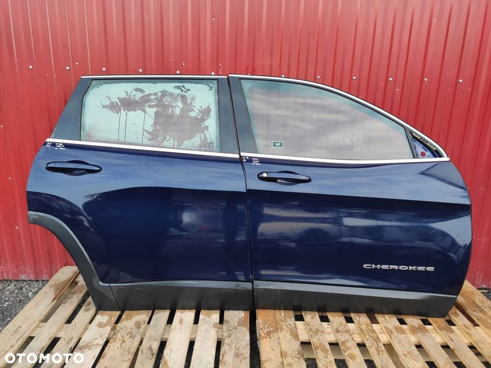 JEEP CHEROKEE KL DRZWI PRAWY TYŁ PRAWE TYLNE ORYGINAŁ KOLOR PBU IGŁA - 1