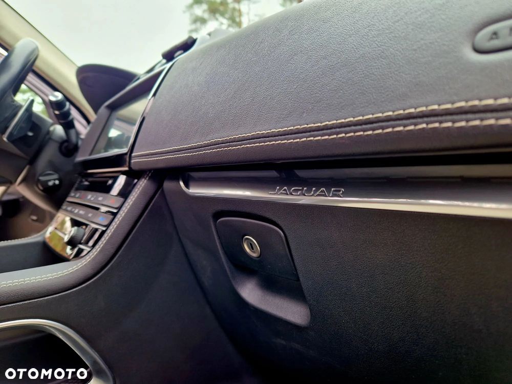 Jaguar F-Pace 2.0 i4D RWD R-Sport - 24