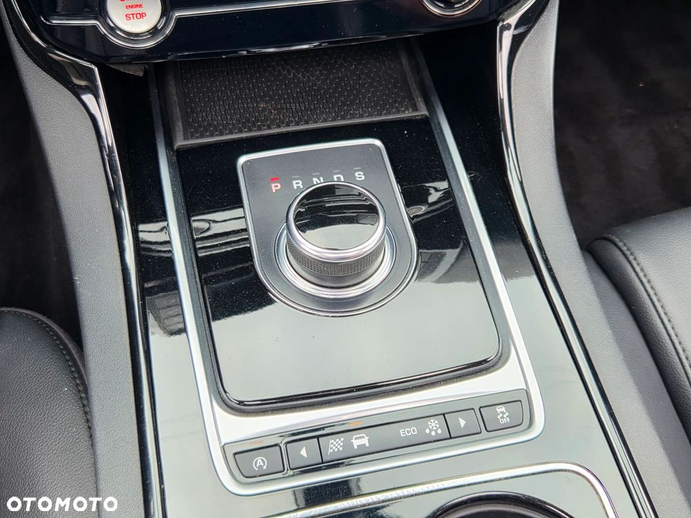 Jaguar XE 2.0 T Prestige - 21