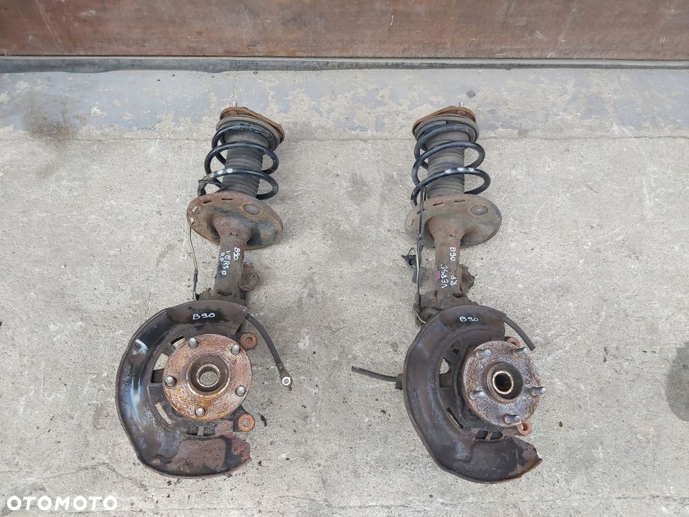 Toyota VERSO Lift 09 - 18 r mcperson prawy przód 1,6 2,0 d4d zwrotnica - 1