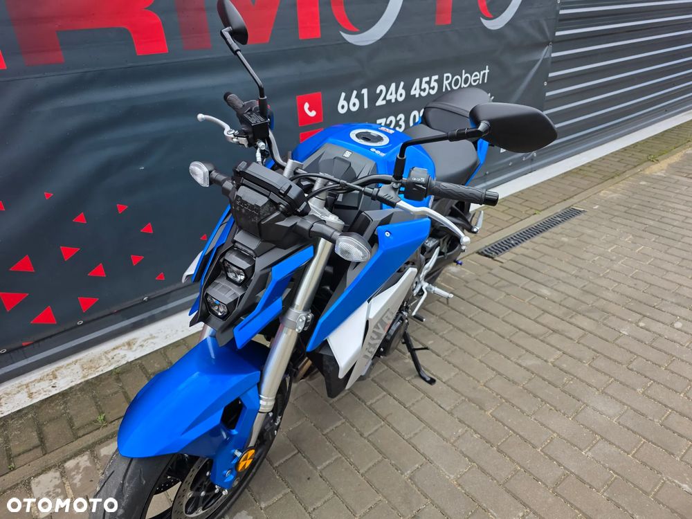 Suzuki GSX - 16