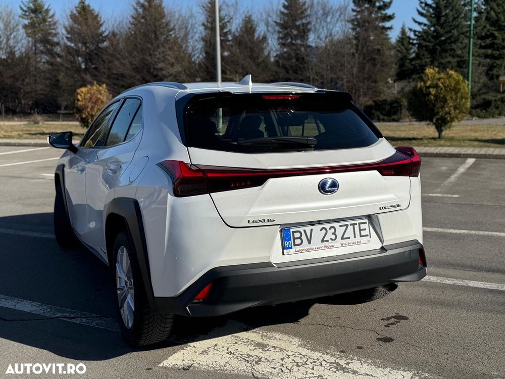 Lexus UX 250h Business Edition - 11