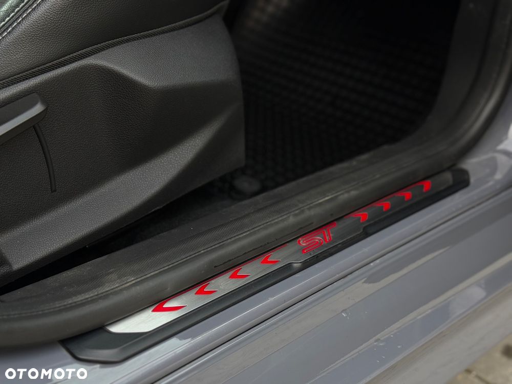 Ford Focus 2.0 EcoBoost ST - 17