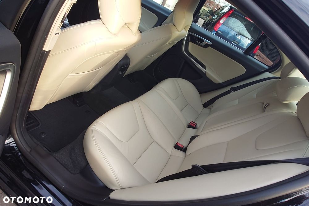 Volvo S60 T3 Drive-E Dynamic Edition (Momentum) - 17