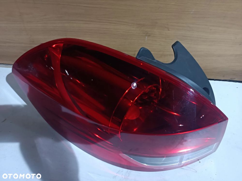 Lampa tylna lewa Renault Clio Grandtour kombi III 05- 8200586843 - 2