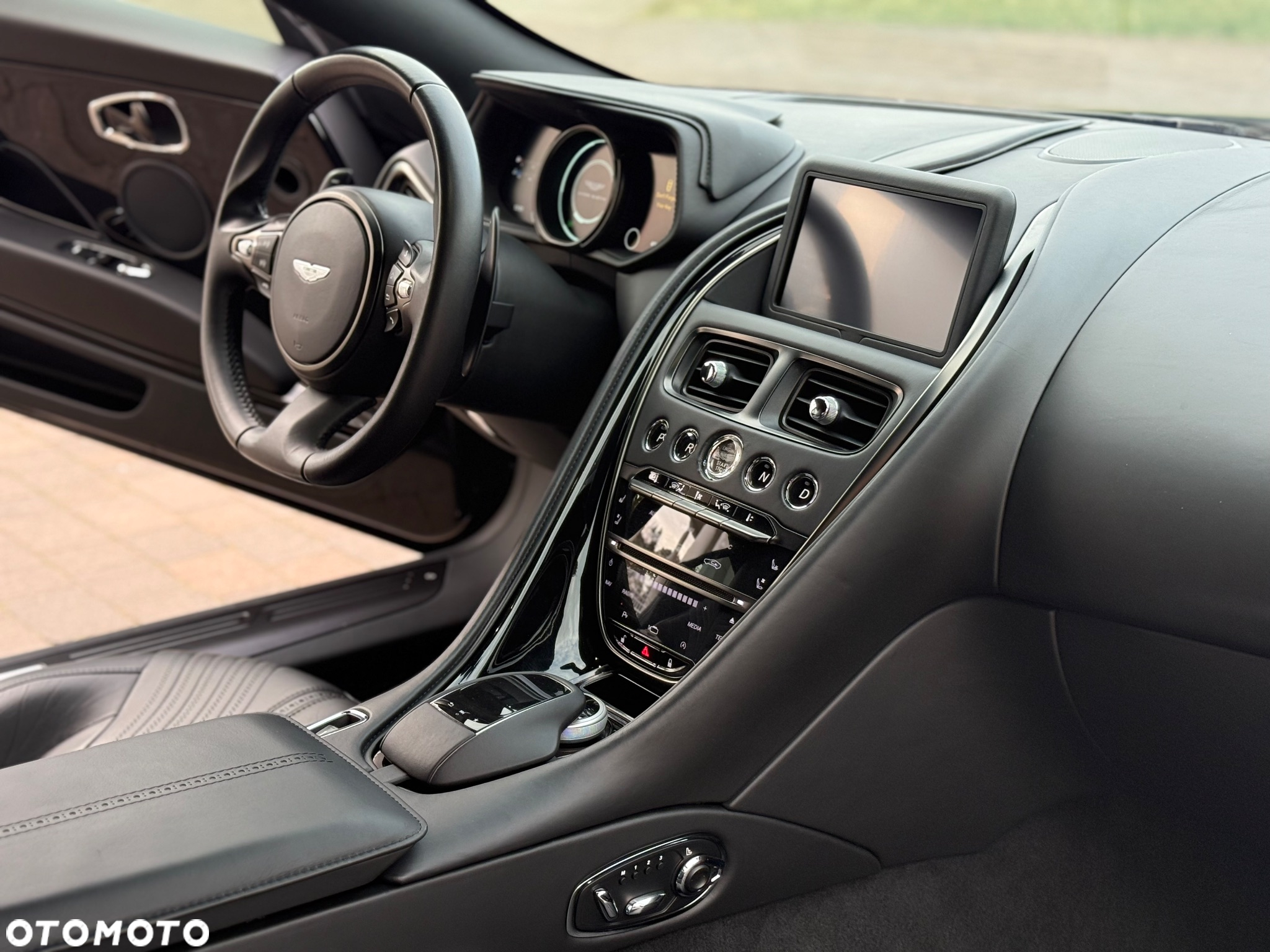 Aston Martin DB11 V12 Coupe - 10