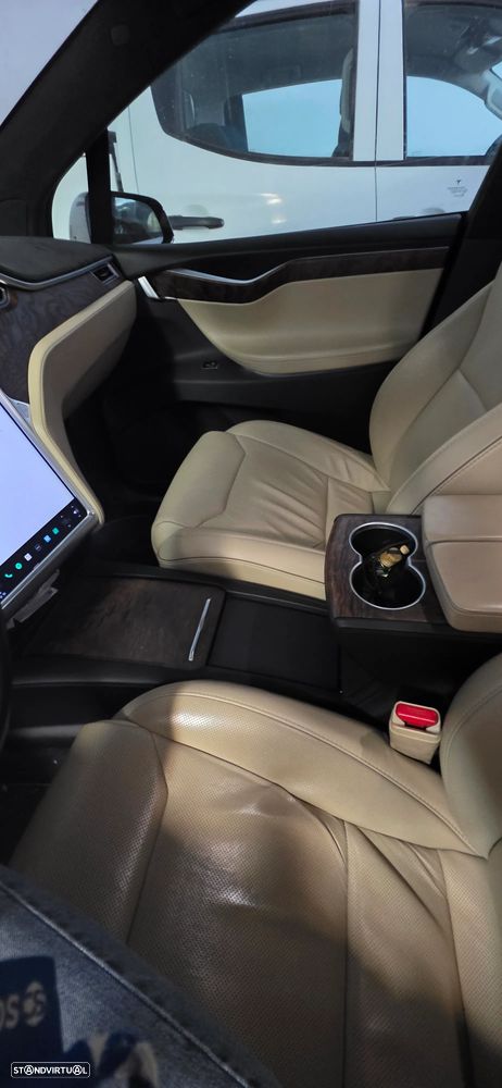 Tesla Model X - 8