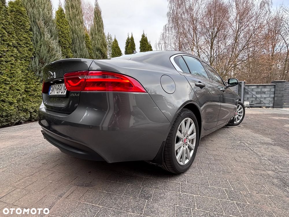 Jaguar XE 2.0 D Portfolio - 7