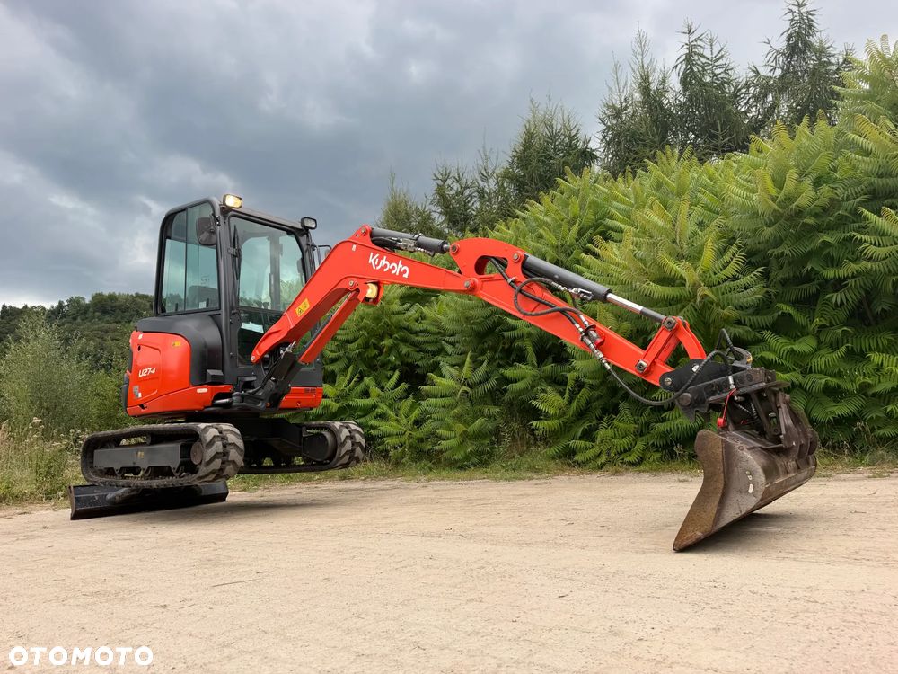 Kubota U27 Minikoparka koparka gąsienicowa 2.8 tony. jak Nówka sztuka z salonu! 2017 rok. 1570mtg. Przywieziona z Gospodarstwa Norweskiego! Zadbana Maszyna ani deka luzów i wycieków. Aktualna Dekra dokumentacja BMWT! Łyżka skarpowa uchylna Hydrauliczna! Szybka wolna jazda. Zamki na tłokach. Wersja Norweska!! OKAZJA Tanio - 22