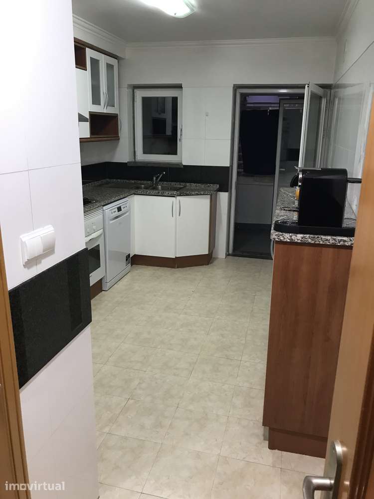 Apartamento T3 muito luminoso com boas áreas e recente - Grande imagem: 3/10