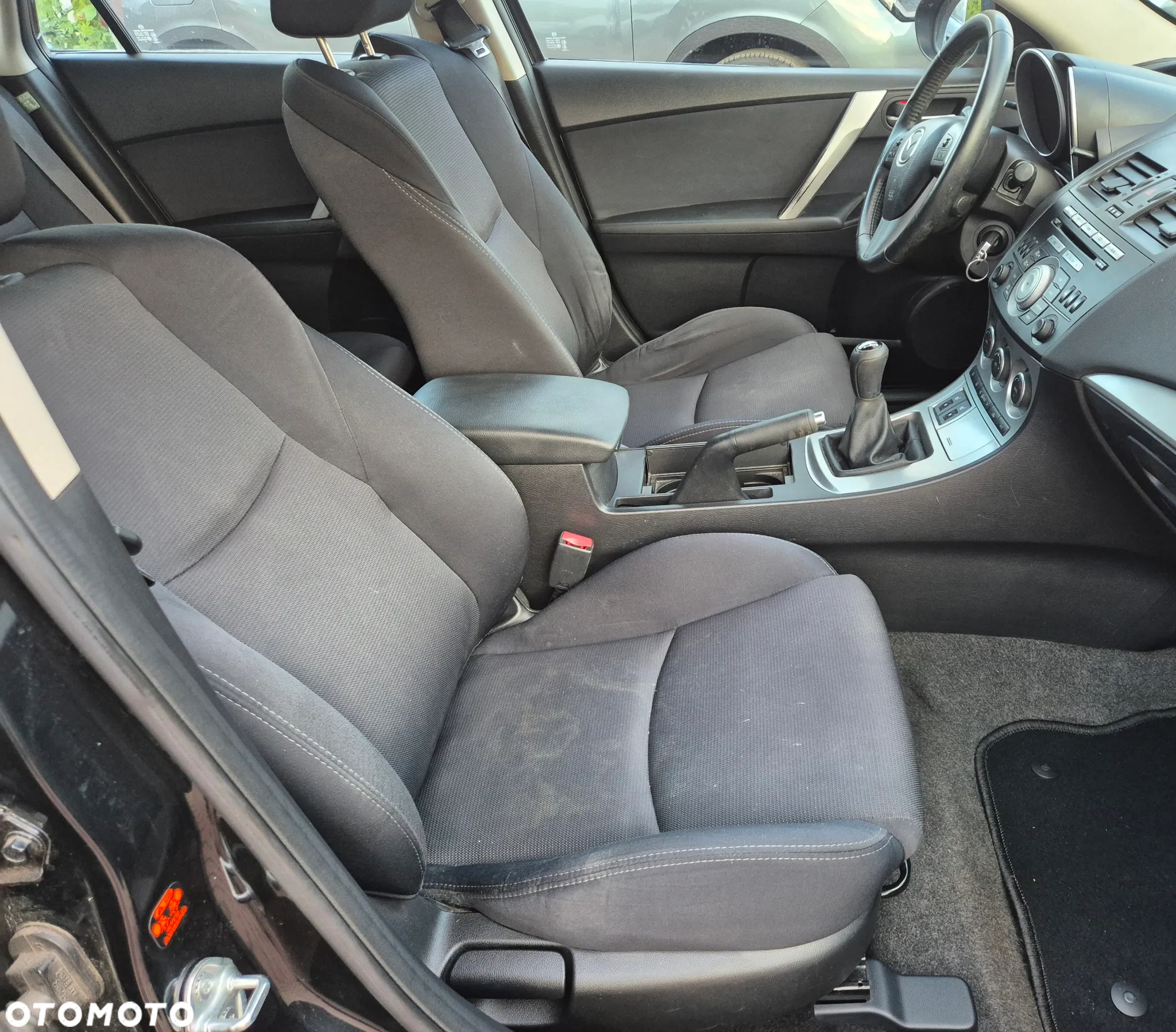 Mazda 3 1.6 Active + - 27