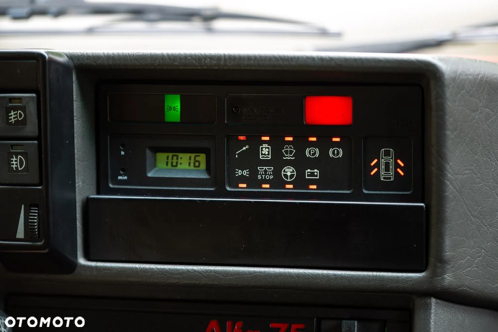 Alfa Romeo 75 - 7