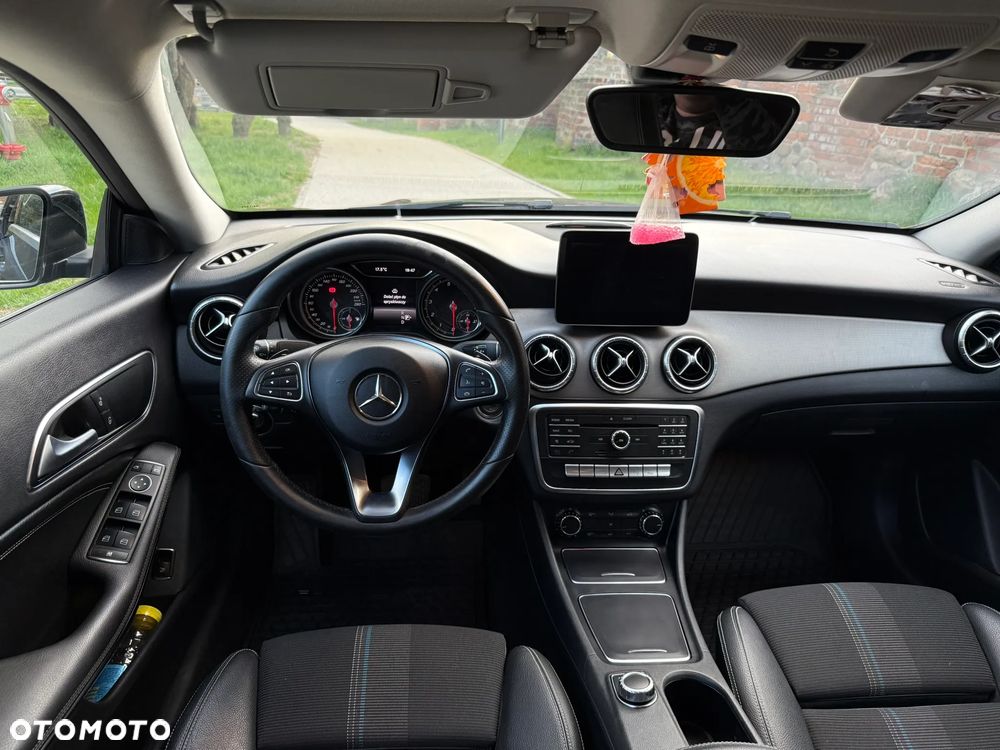 Mercedes-Benz CLA 180 7G-DCT - 11