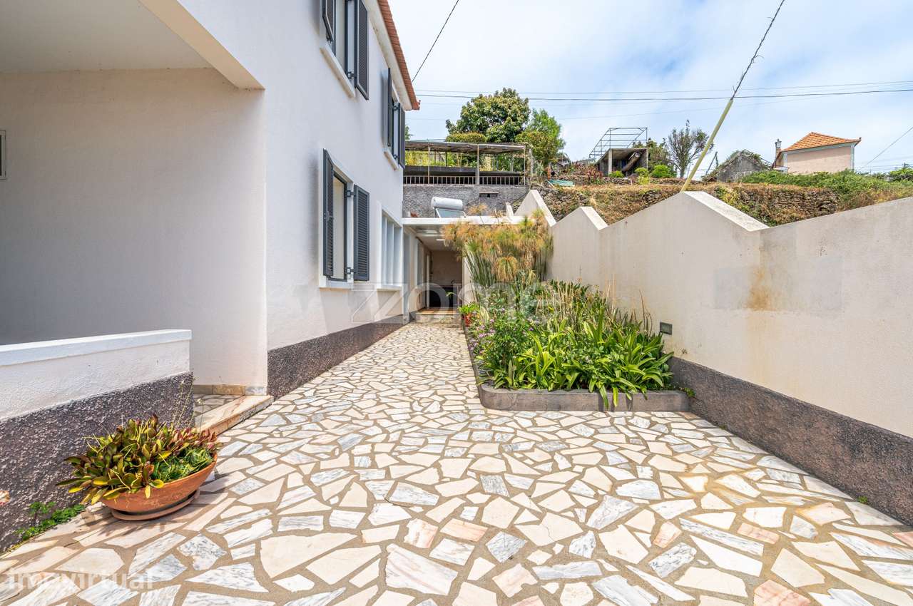Moradia T4 Tradicional com vista mar na Calheta - Grande imagem: 4/55