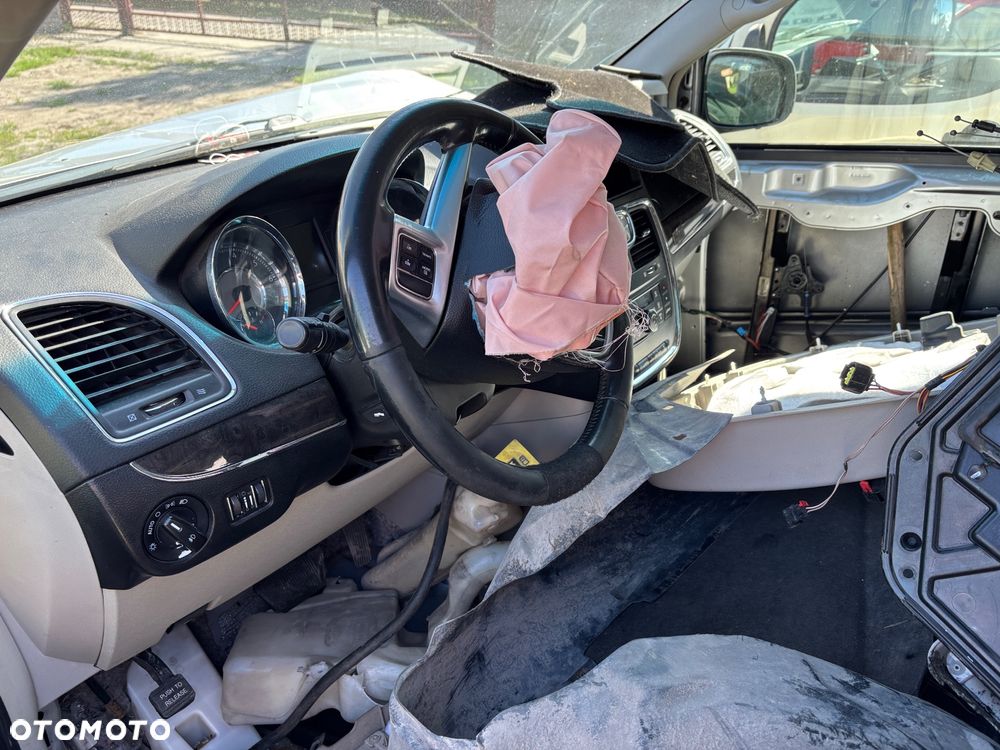 Chrysler Town & Country - 8