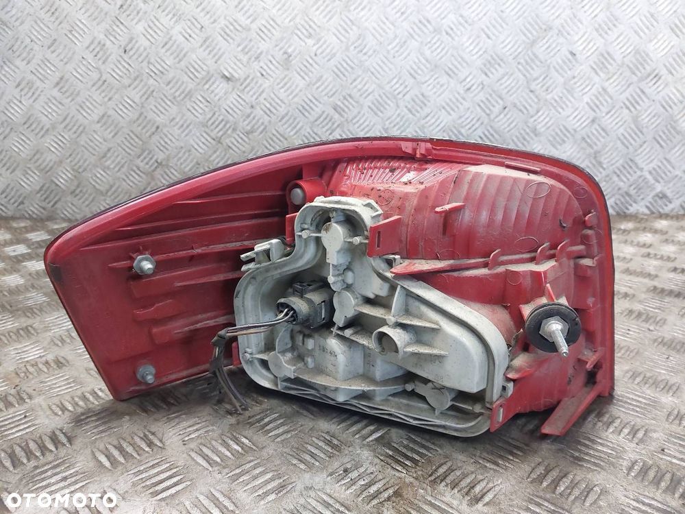 LAMPA PRAWY TYŁ AUDI A3 8P HB 3D 8P0945096 - 2