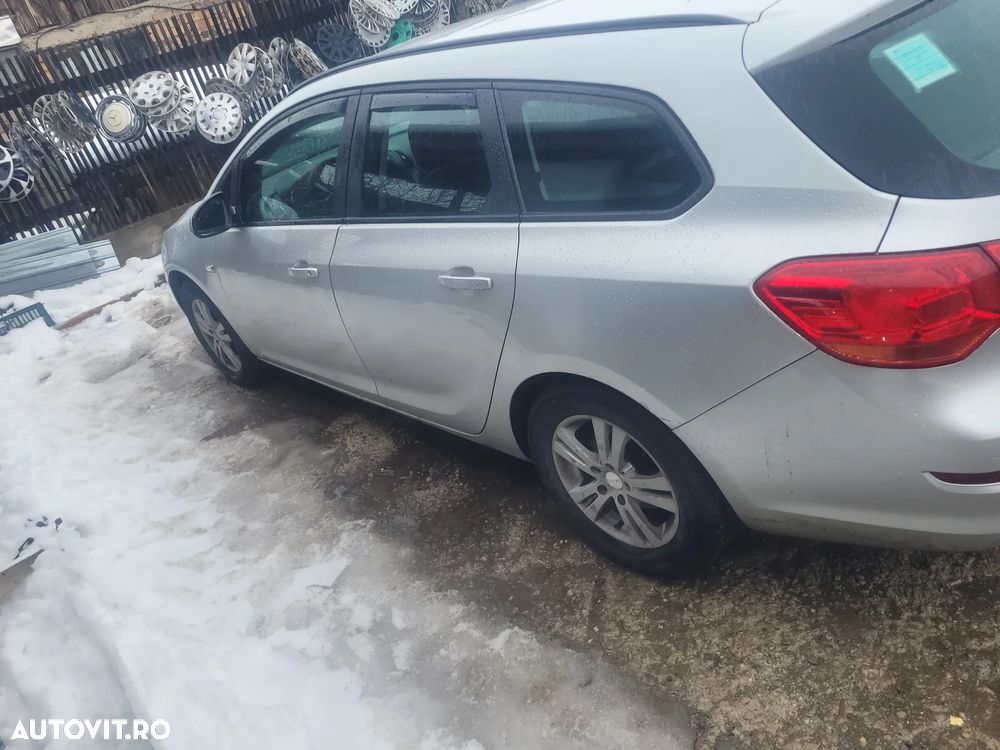 Dezmembrez opel astra j - 1