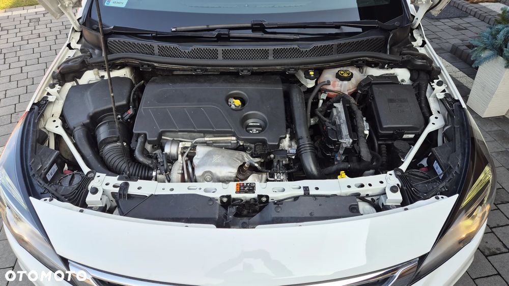 Opel Astra 1.6 T Dynamic S&S - 28