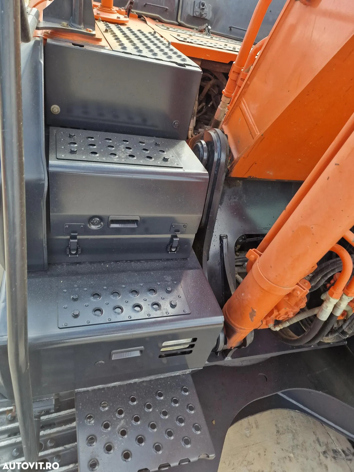 Hitachi ZX210, 23t, cupa 1,3mc NOUA, 12.487h-46900 Eur+Tva, camera spate, instalatia picon, 3 pompe hidraulice HITACHI, protectie acoperis cabina, AC, produs in JAPONIA, posibilitate leasing 46.900 EUR+Tva - 16