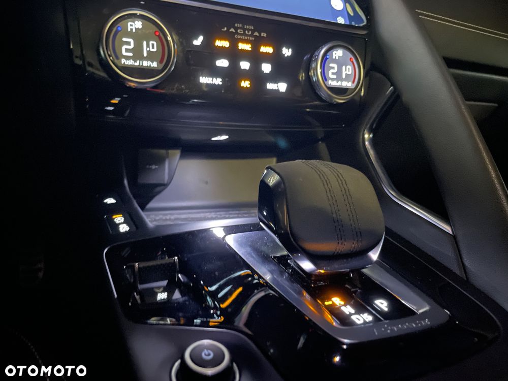 Jaguar E-Pace 2.0 P300 mHEV AWD 300 Sport - 34