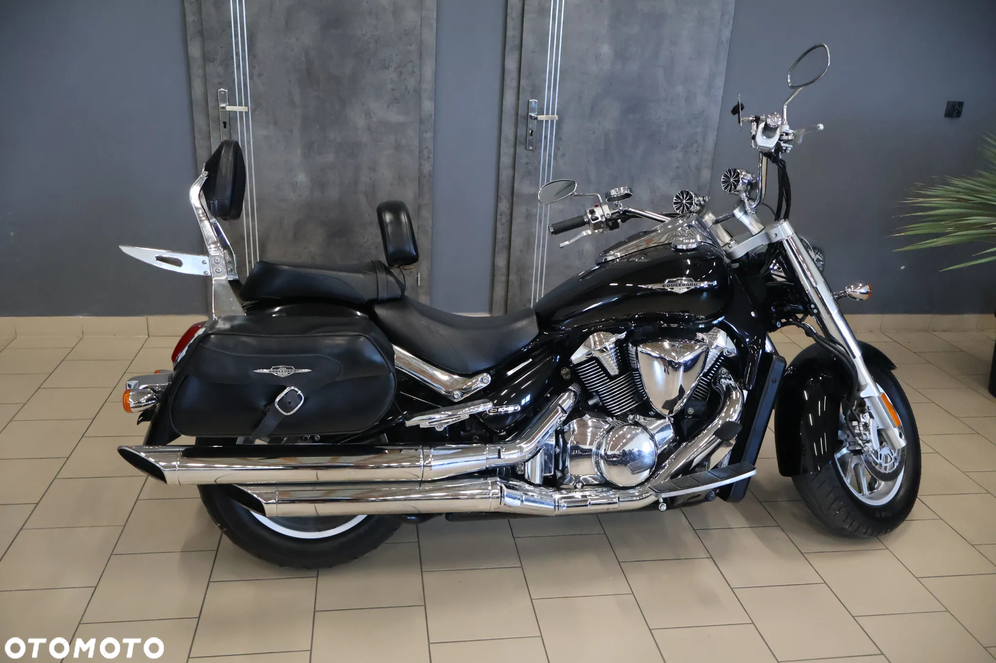 Suzuki Intruder - 2