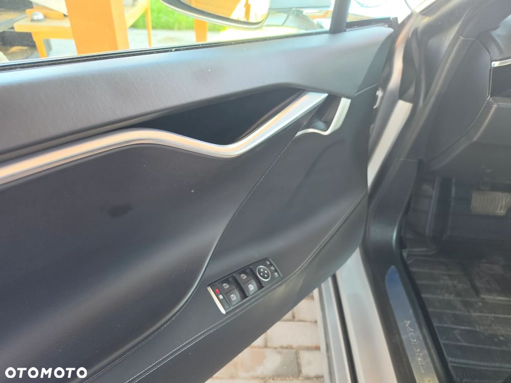 Tesla Model S - 15