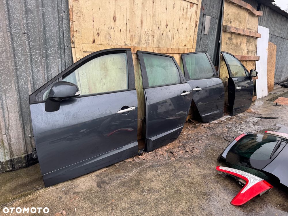 Renault grand scenic 3  grandscenic TEB66  / EA3 / Jz1V / TLALLE / SZHR / SAN513 // D22240 drzwi prawe lewe przednie tylne tył przód kompletny przód grand Scenic 3 szary ciemny drzwi prawe lewe lusterko składane zderzak tył tylni klapa bagażnika klapa tył lampy tył tylnie prawa lewa belka tylnia Podszybie kompletne osłoną słupka prawa lewa zawiasy maski prawy lewy wąż węże klimy podstawa akumulatora zbiorniczek spryskiwaczy filtr powietrza belka dolna przednia na dole zbiorniczek płynu chłodzącego  Lampa prawa lewa bixenon xenon 08120 /260100027r / 89902929  błotnik przód przedni prawy lewy maska pas przedni benzyna tce 130 benzyna zderzak przód przedni pdc 4 czujniki spryski Zenona komplet - 23