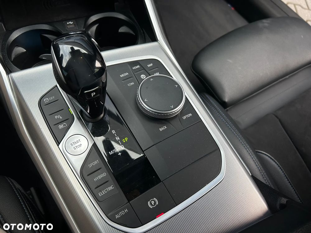 BMW Seria 3 330e - 32
