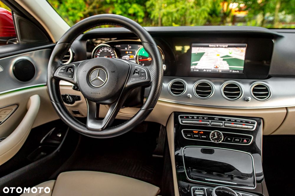 Mercedes-Benz Klasa E 220 d 4-Matic 9G-TRONIC - 22