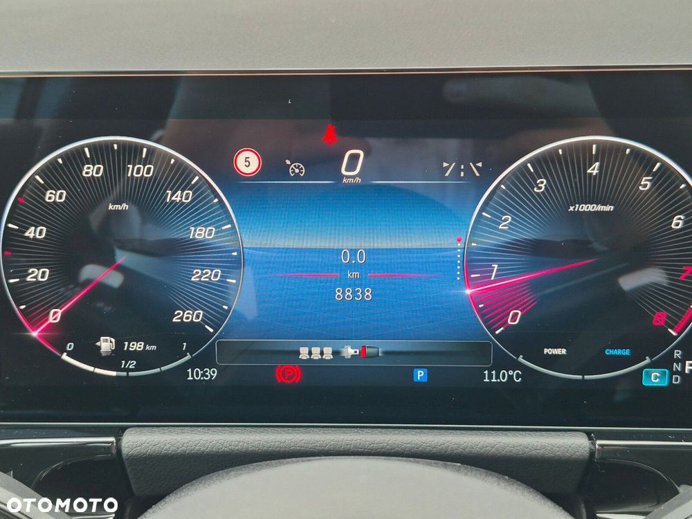 Mercedes-Benz GLA - 38