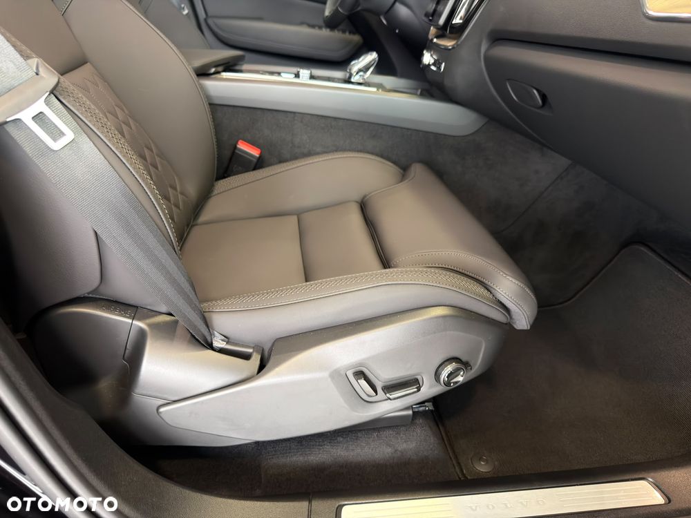 Volvo XC 60 B5 B AWD Plus Dark - 16