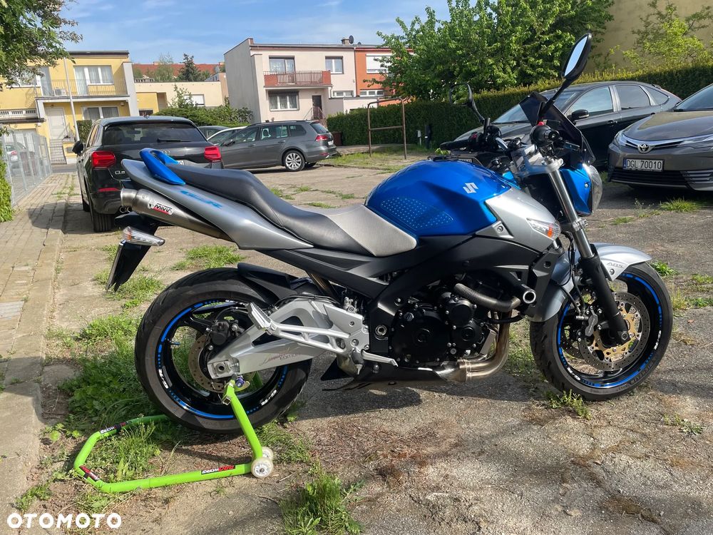 Suzuki GSR - 6